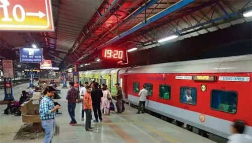 ரயில் நிலையத்தில் ஆபாச படம் ஒளிபரப்பானது